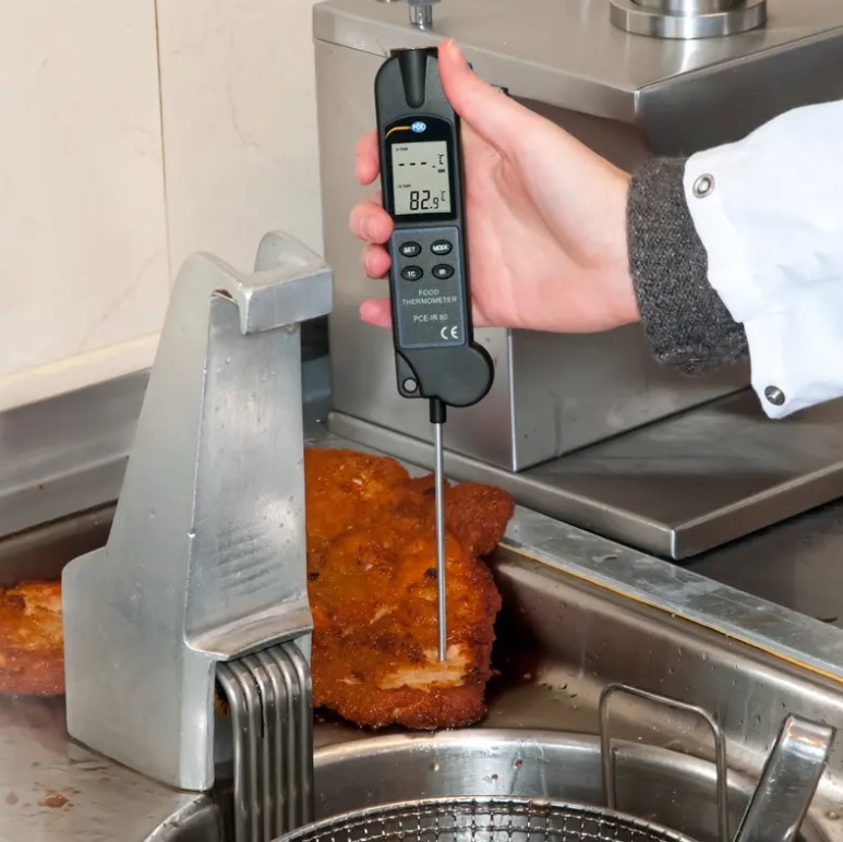Nhiệt kế hồng ngoại PCE – IR 80 đo nhiệt độ của chảo dầu đang chiên