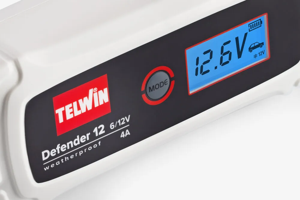 Màn hình LCD máy sạc Defender 12 hiển thị rõ trạng thái sạc và chương trình đang vận hành