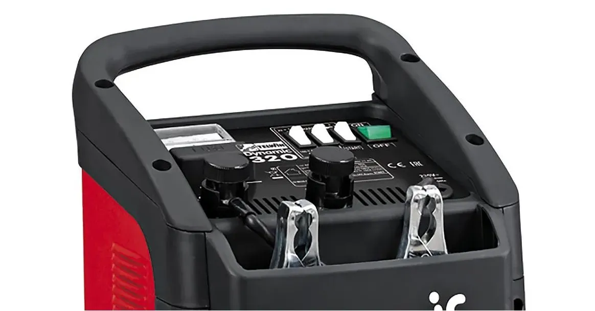 Bảng điều khiển, đồng hồ DYNAMIC 320 START hiển thị và cặp kẹp tích hợp